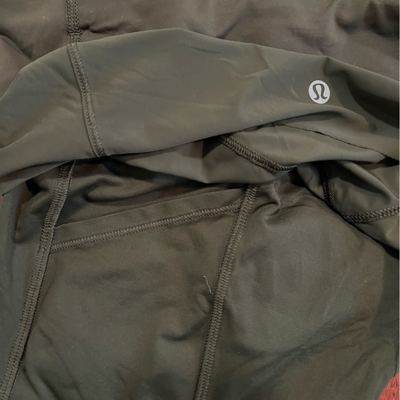 Lululemon shorts green size 6 - Picture 3 of 4